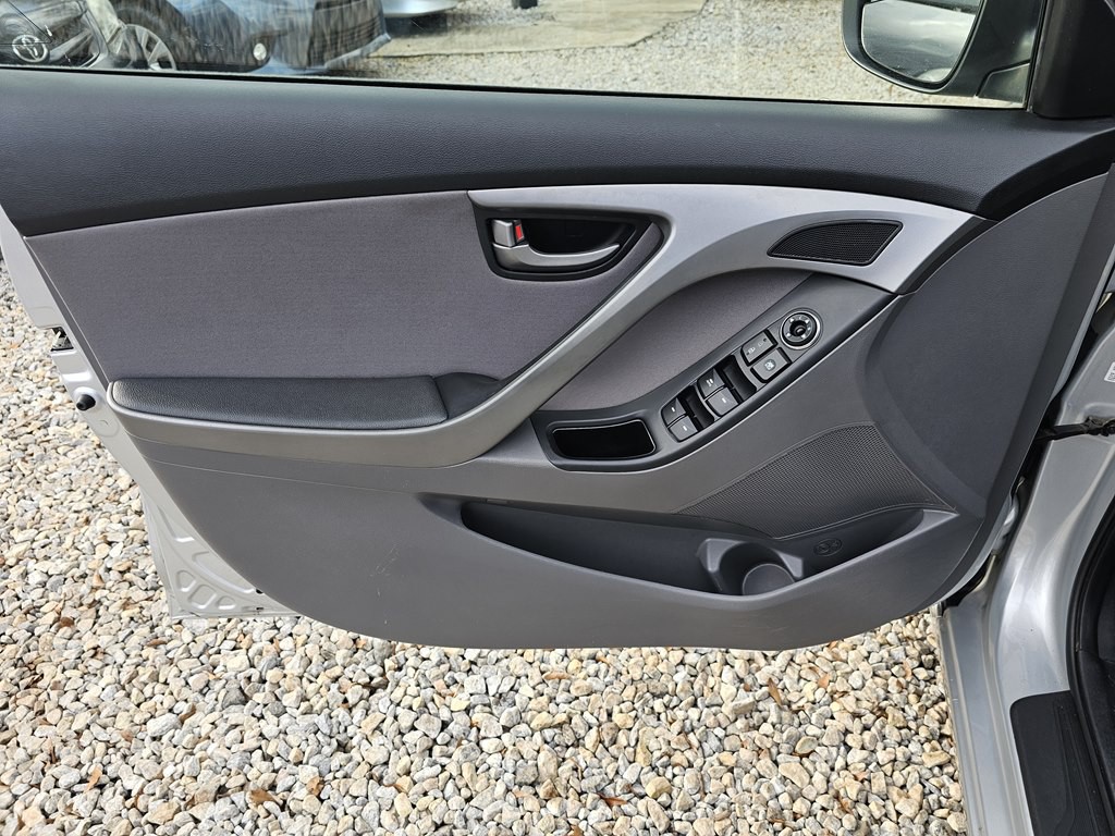 2016 Hyundai Elantra Image 12