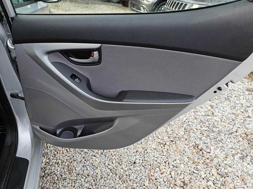 2016 Hyundai Elantra Image 16