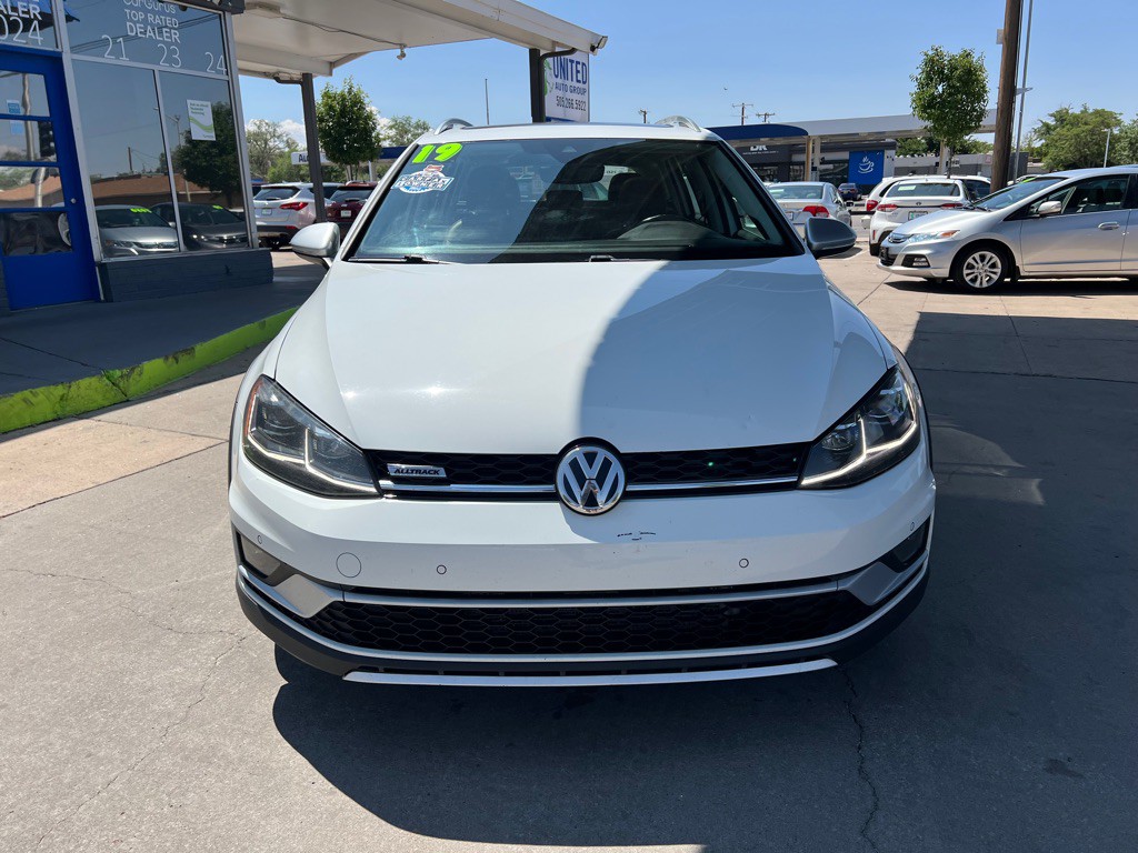 2019 Volkswagen Golf Image 2