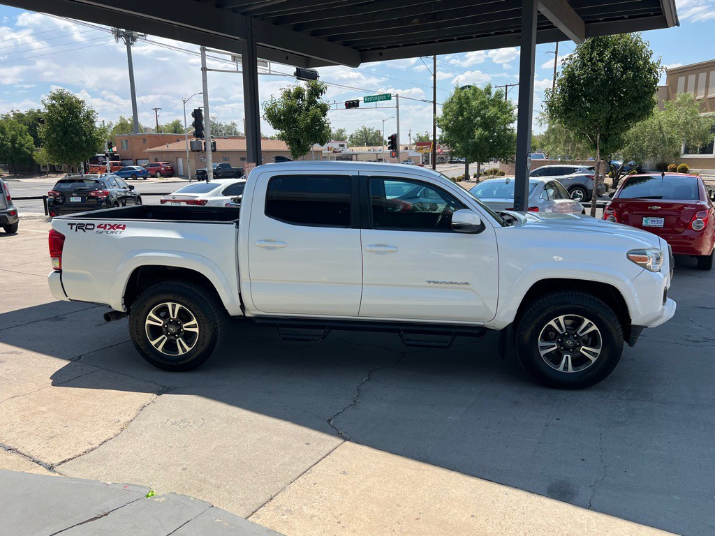 2017 Toyota Tacoma Image 4