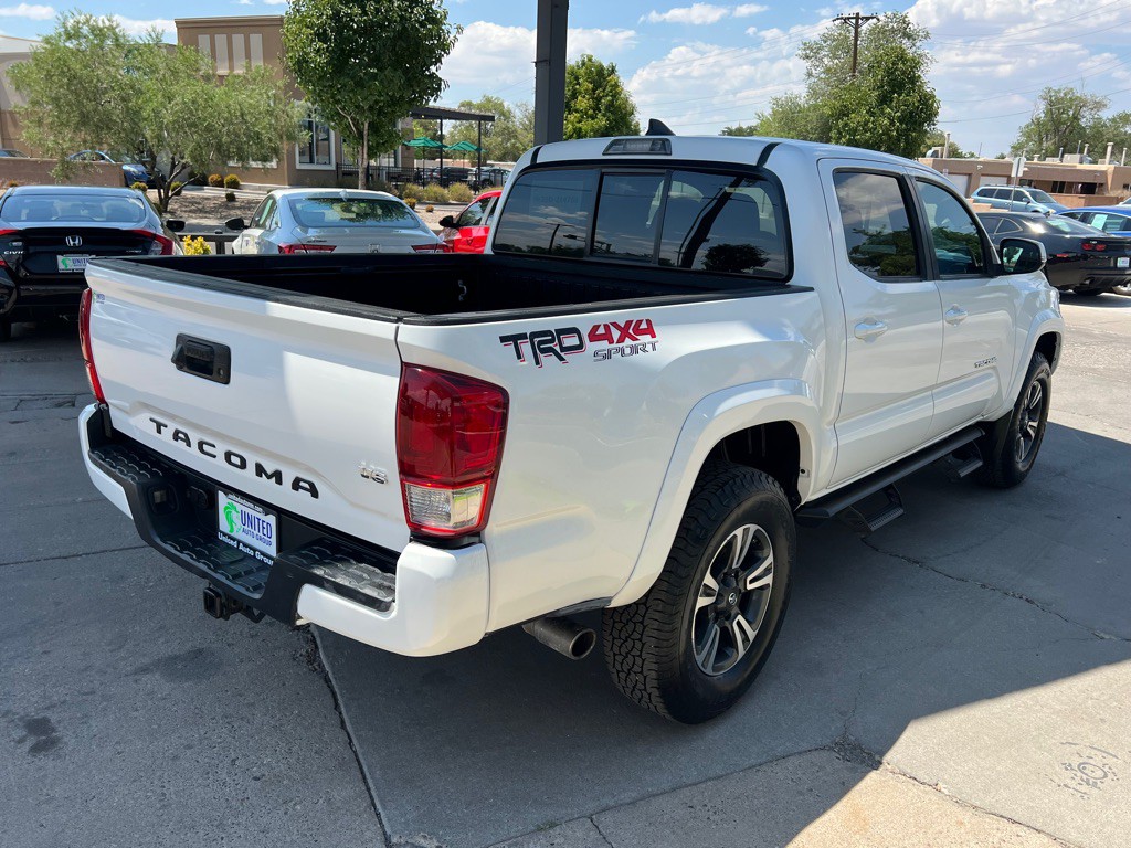 2017 Toyota Tacoma Image 5