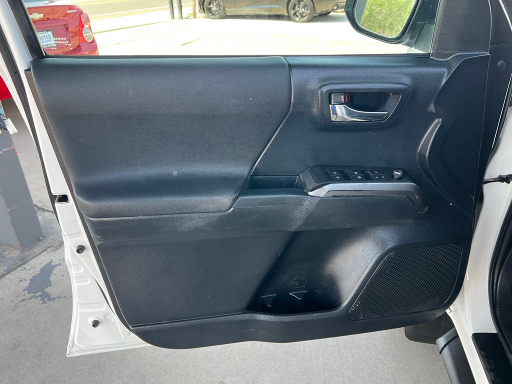 2017 Toyota Tacoma Image 10