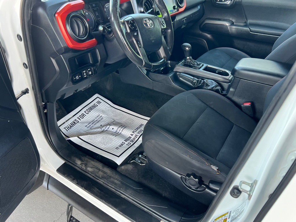 2017 Toyota Tacoma Image 11
