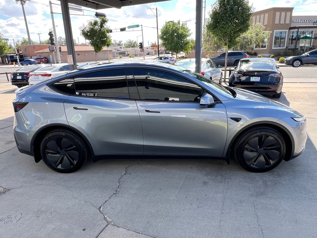 2026 Tesla Model Y Image 4