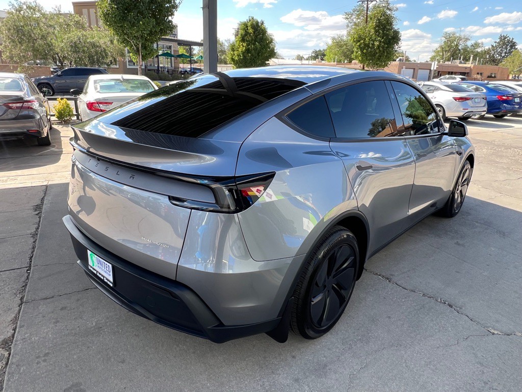 2026 Tesla Model Y Image 5