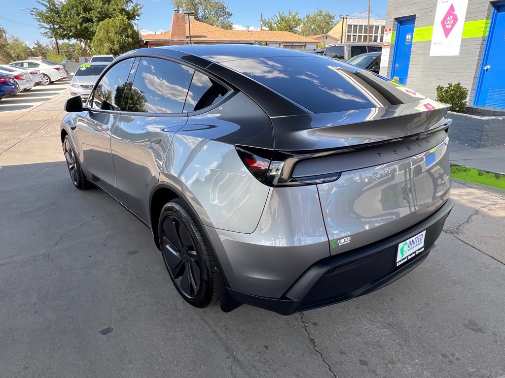 2026 Tesla Model Y Image 7