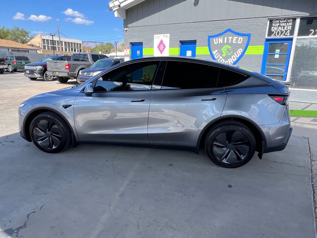2026 Tesla Model Y Image 8