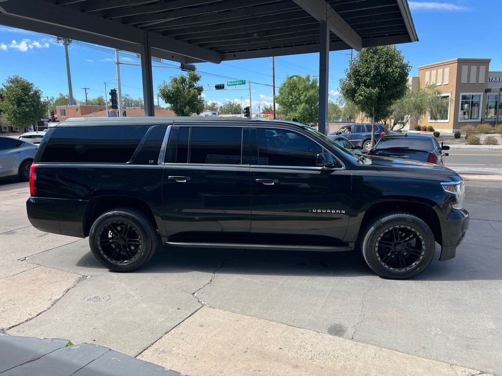 2017 Chevrolet Suburban Image 4