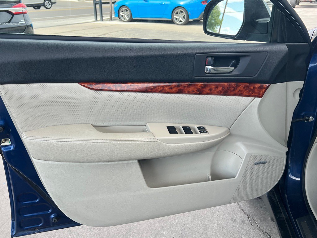 2010 Subaru Outback Image 10