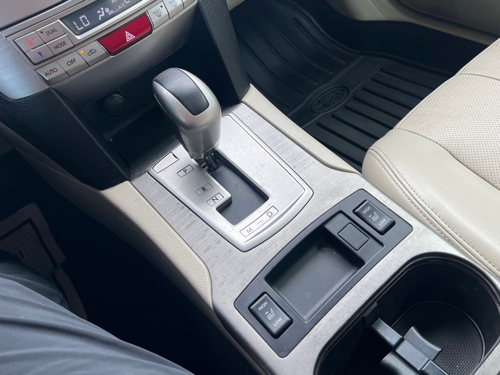 2010 Subaru Outback Image 16