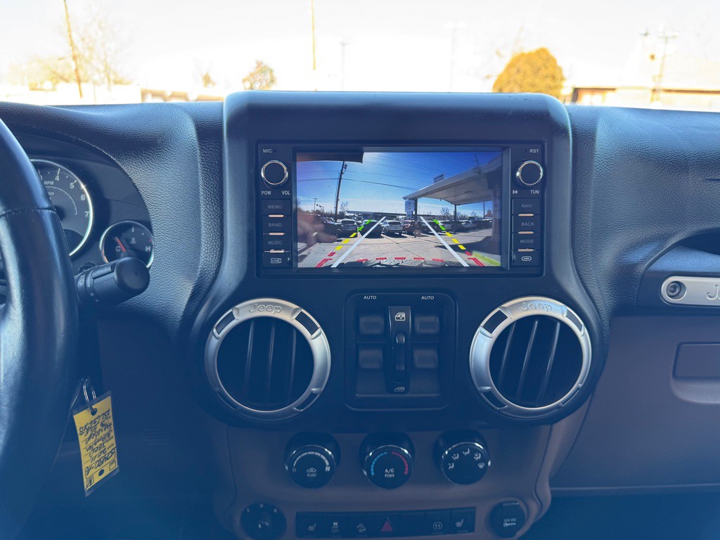 2011 Jeep Wrangler Unlimited Image 15