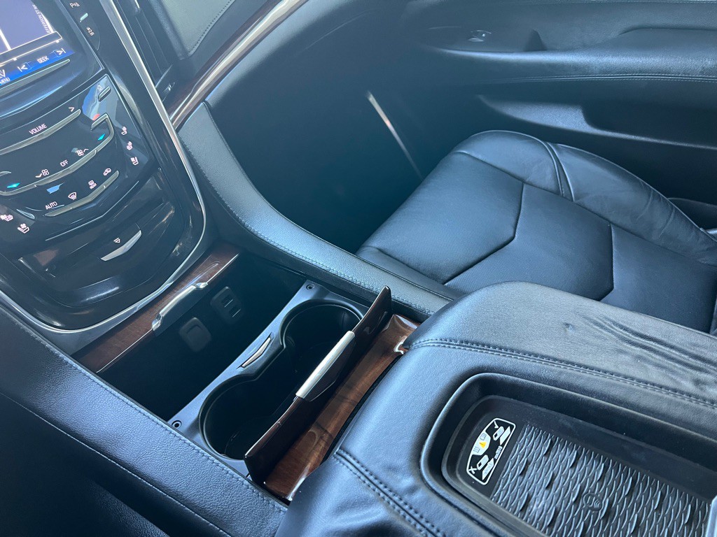 2016 Cadillac Escalade Image 18