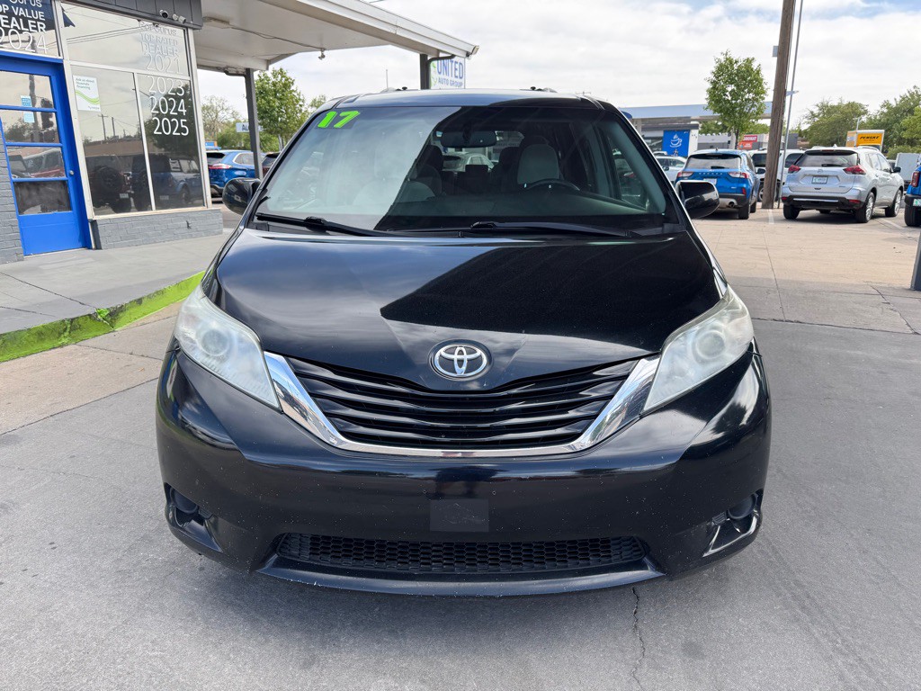 2017 Toyota Sienna Image 2