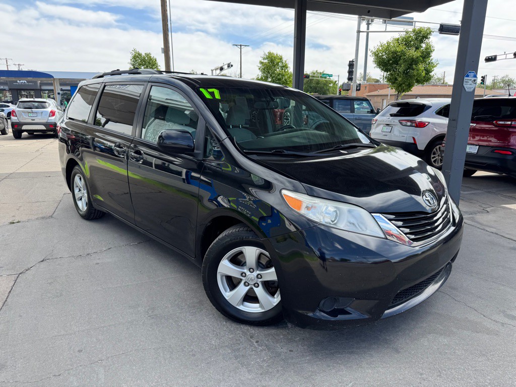 2017 Toyota Sienna Image 3