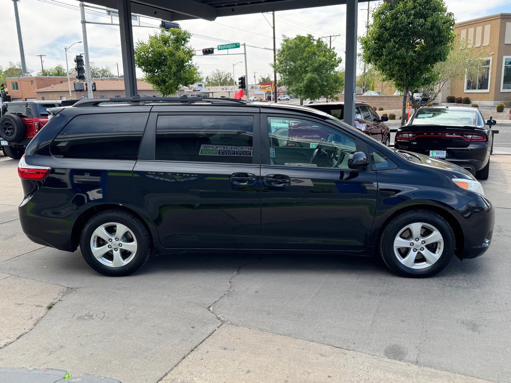 2017 Toyota Sienna Image 4