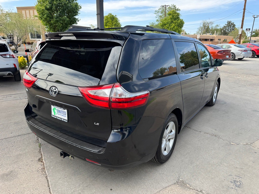 2017 Toyota Sienna Image 5
