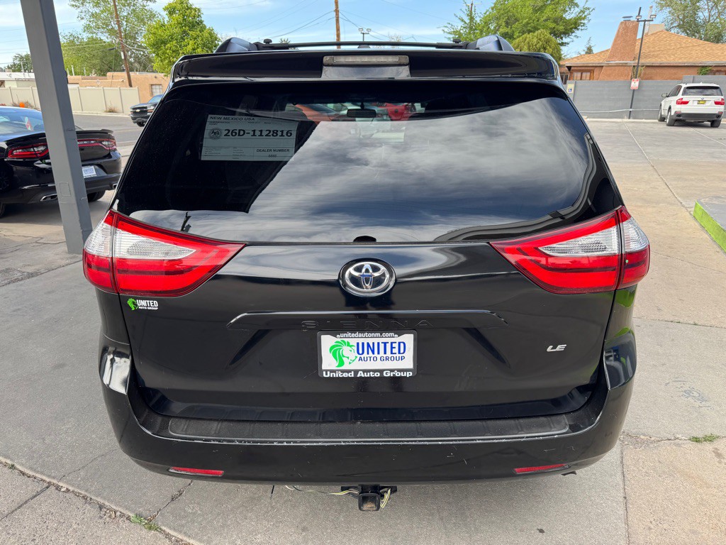 2017 Toyota Sienna Image 6