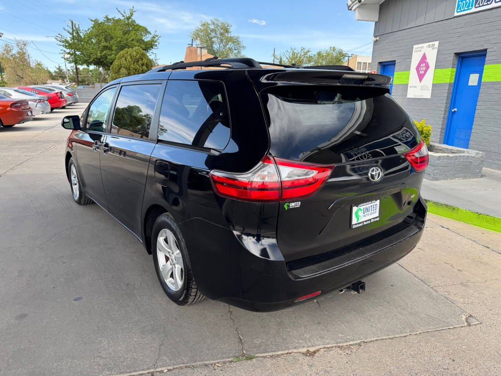 2017 Toyota Sienna Image 7