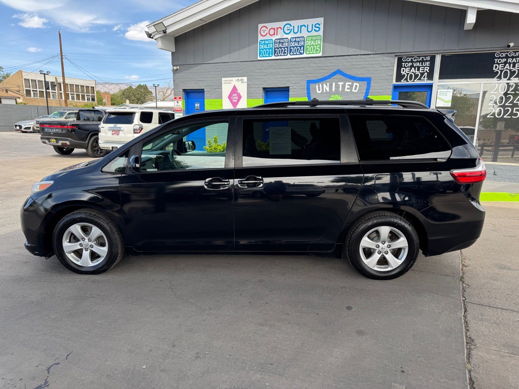 2017 Toyota Sienna Image 8