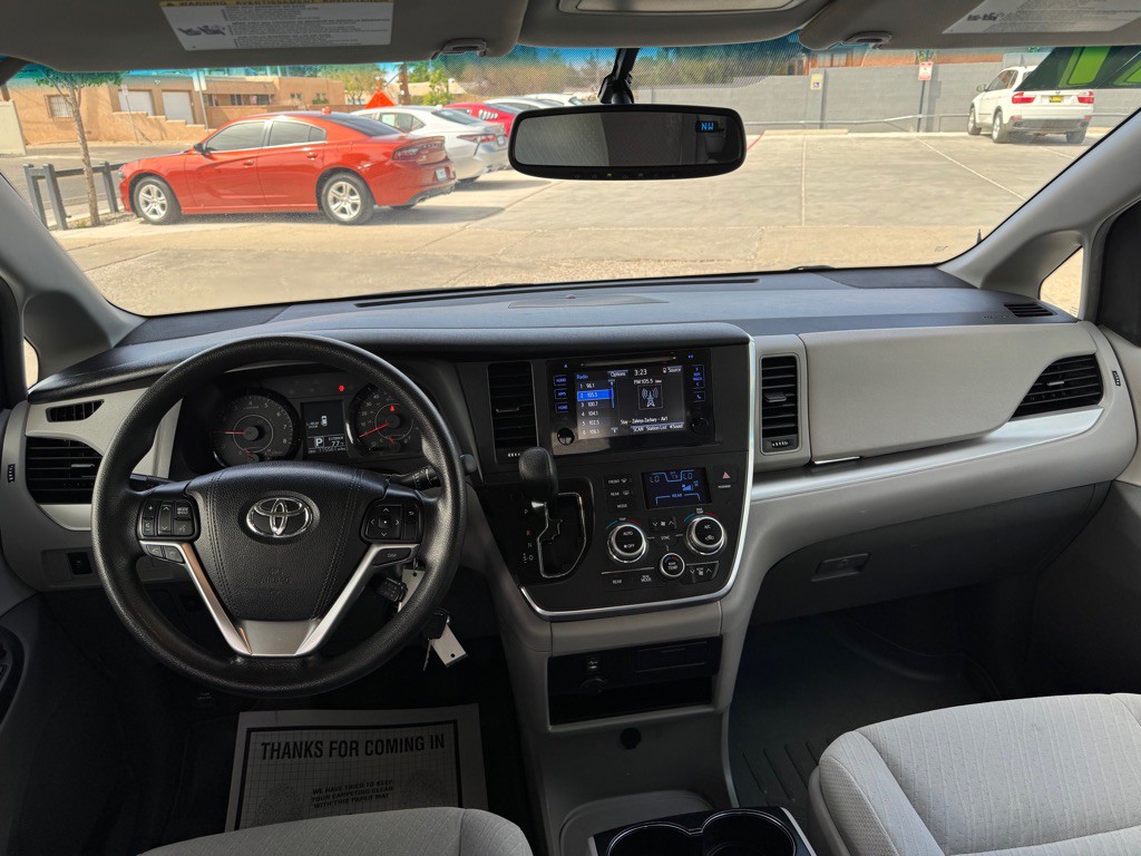 2017 Toyota Sienna Image 9