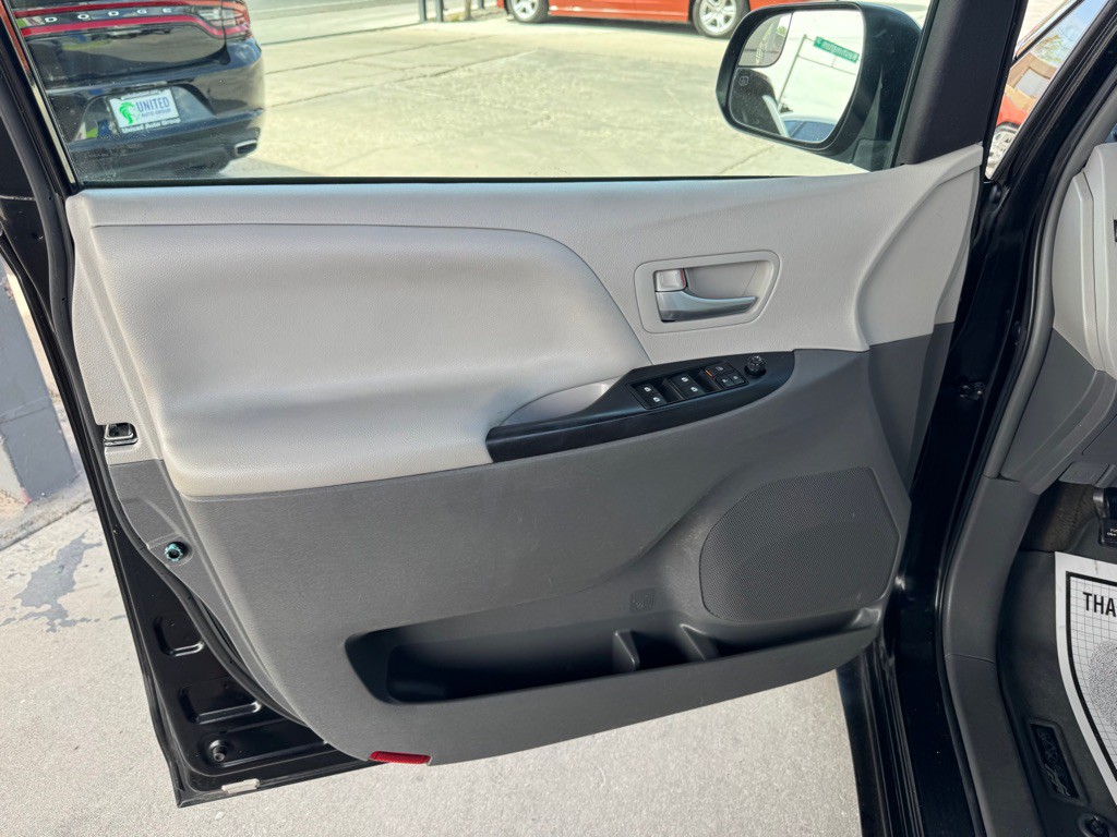 2017 Toyota Sienna Image 10