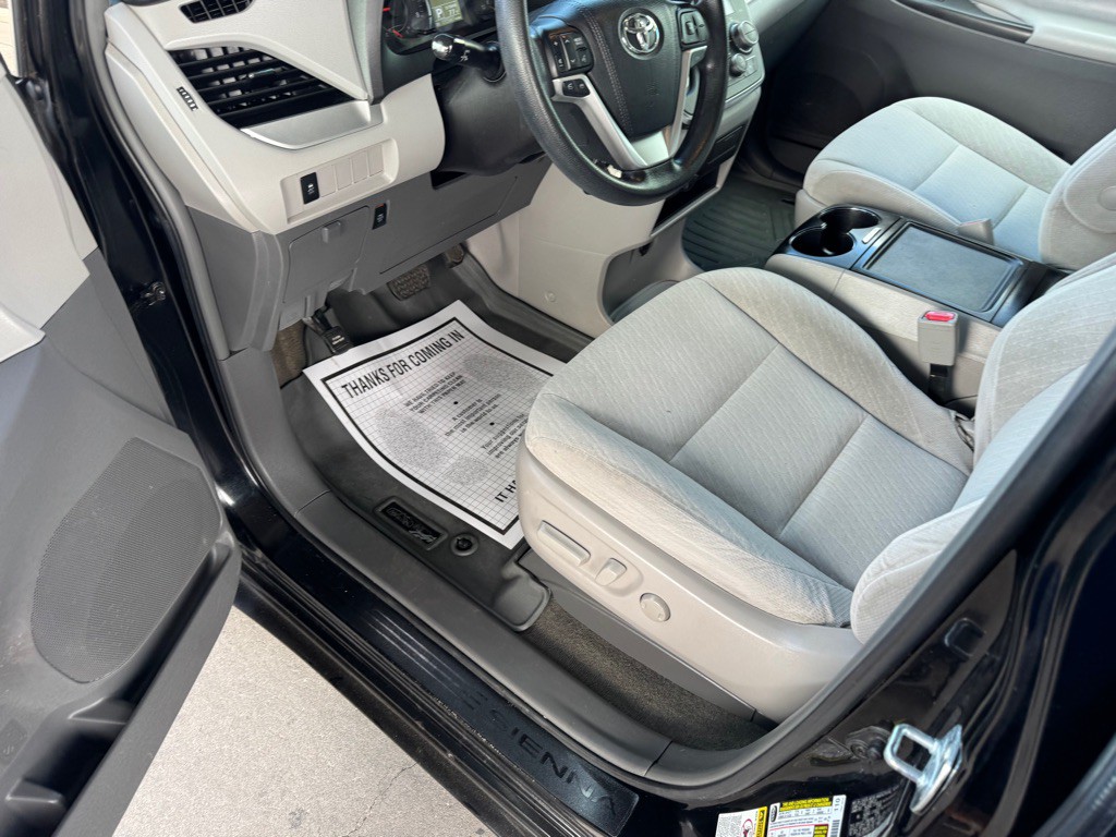 2017 Toyota Sienna Image 11