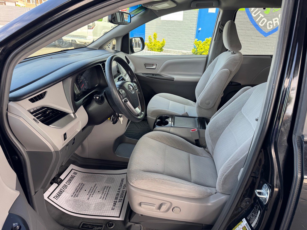 2017 Toyota Sienna Image 12