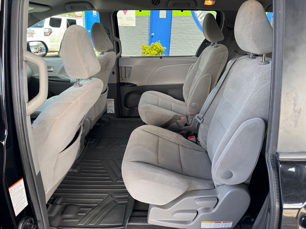 2017 Toyota Sienna Image 13