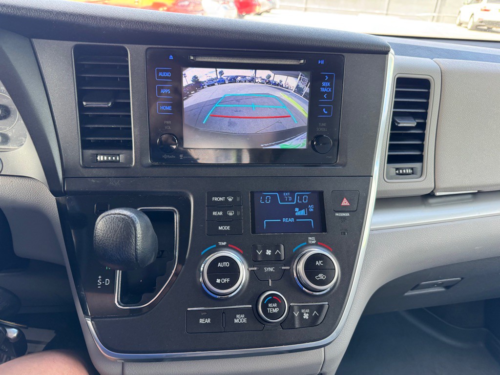 2017 Toyota Sienna Image 16