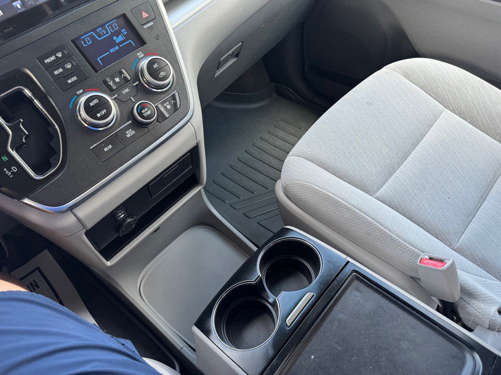 2017 Toyota Sienna Image 17