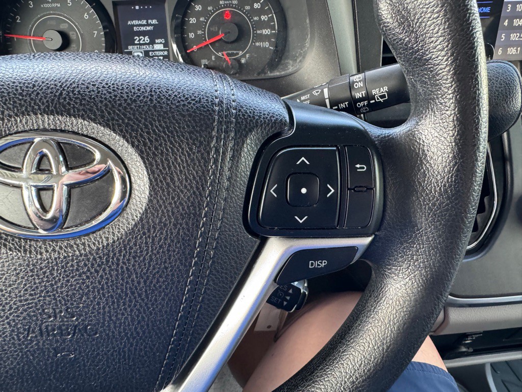 2017 Toyota Sienna Image 19