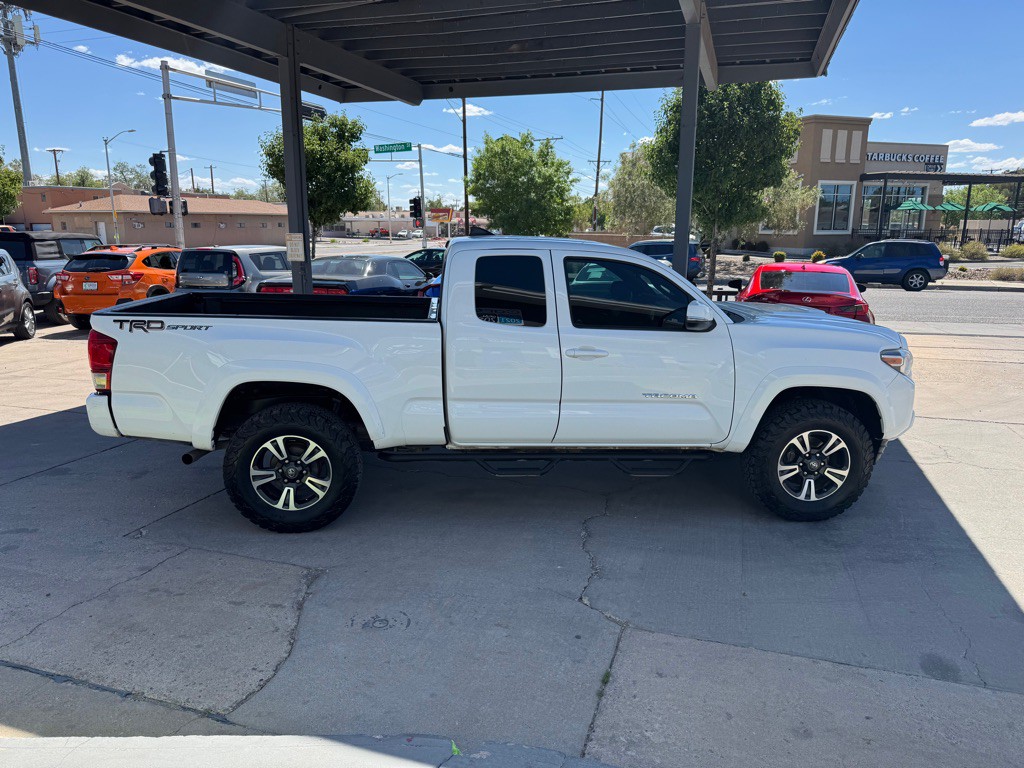 2016 Toyota Tacoma Image 4