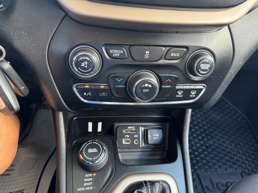 2017 Jeep Cherokee Image 16