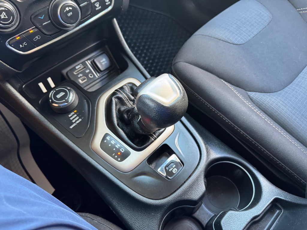 2017 Jeep Cherokee Image 17