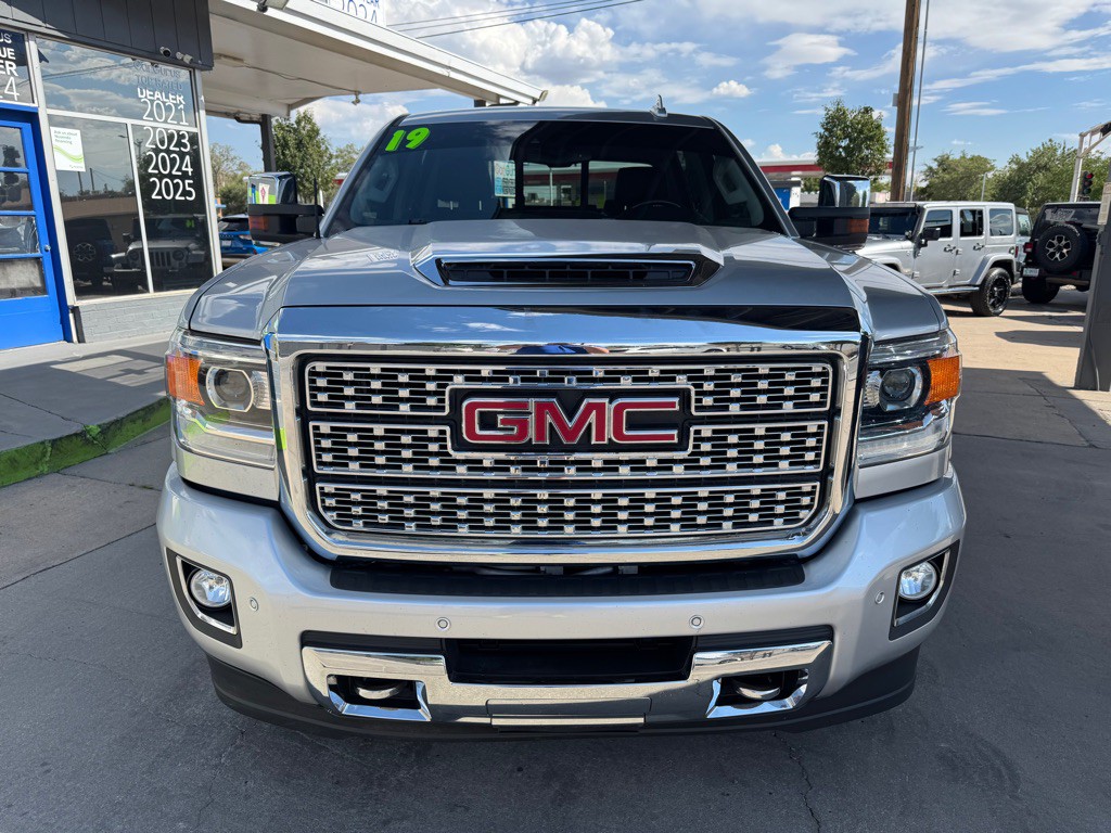 2019 GMC Sierra Image 2