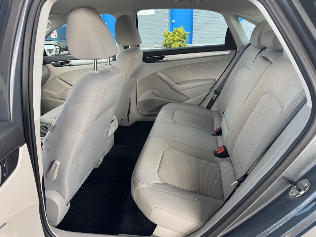2017 Volkswagen Passat Image 13