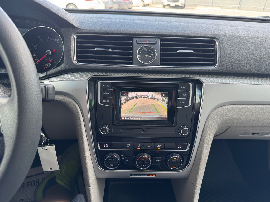 2017 Volkswagen Passat Image 15