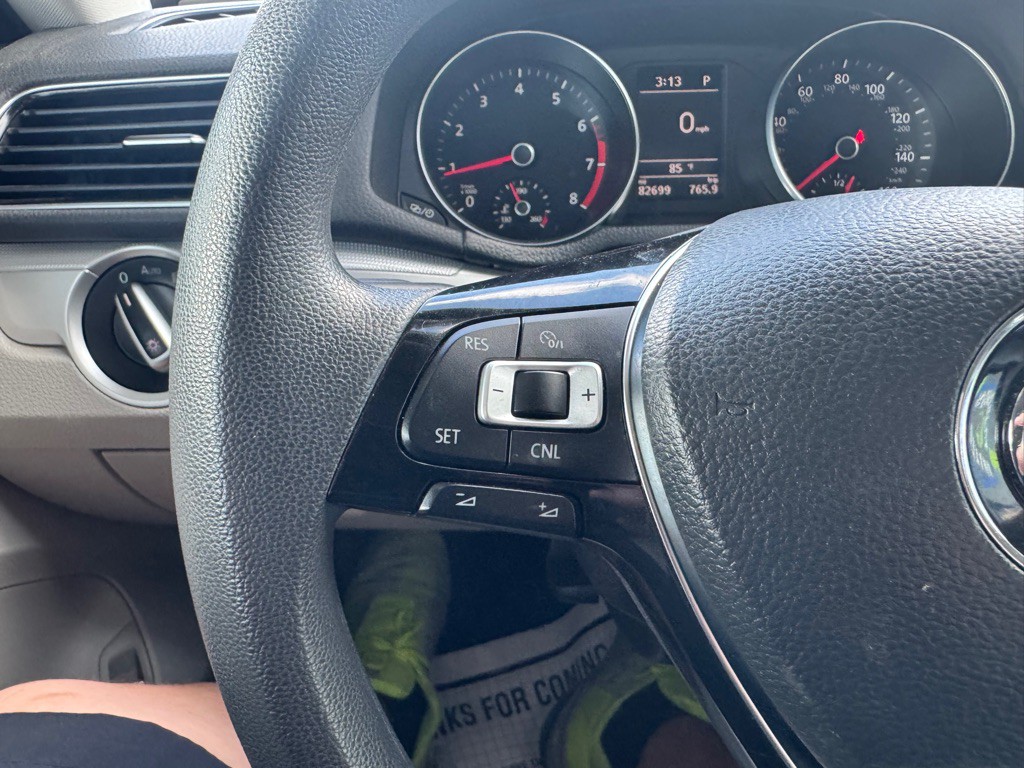 2017 Volkswagen Passat Image 17
