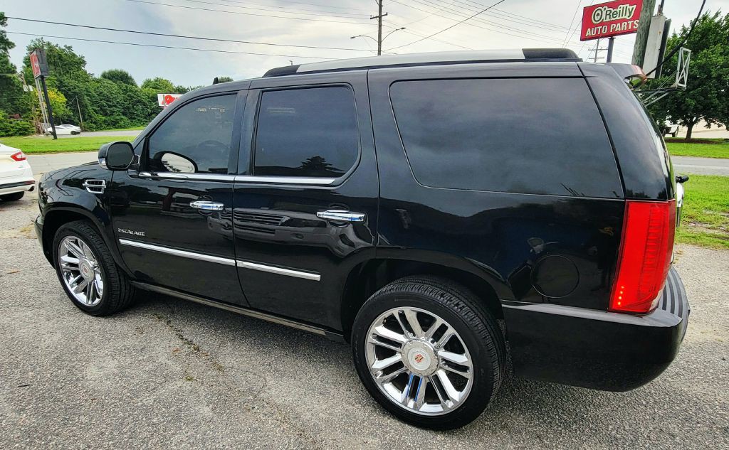 2013 Cadillac Escalade Image 2