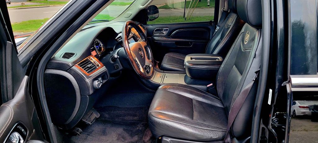 2013 Cadillac Escalade Image 8