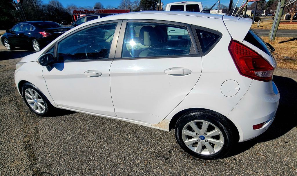 2013 Ford Fiesta Image 2