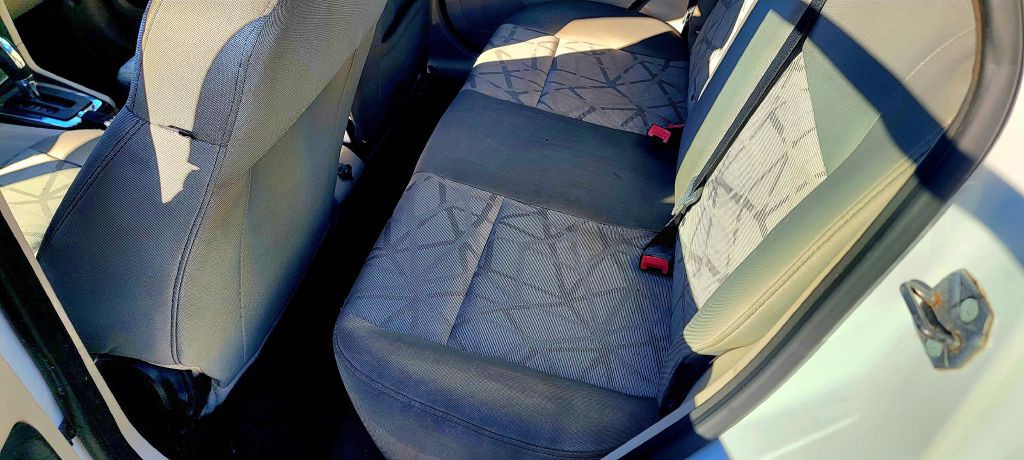 2013 Ford Fiesta Image 8