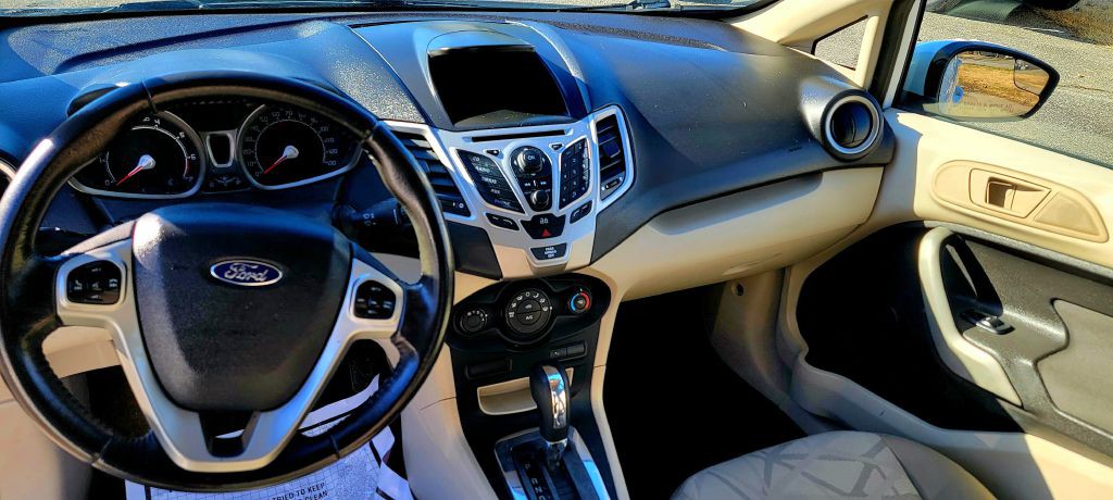 2013 Ford Fiesta Image 9