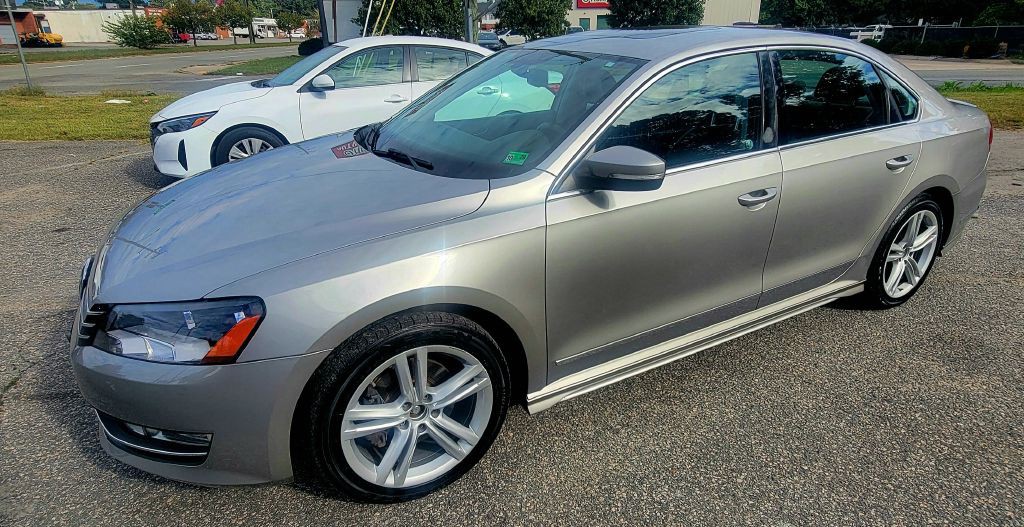 2013 Volkswagen Passat Image 1