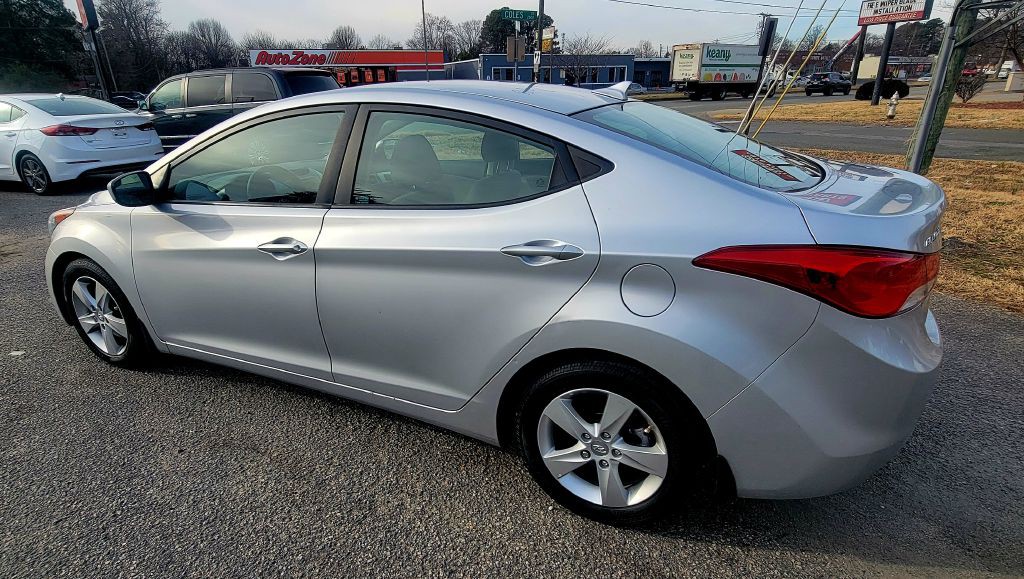 2013 Hyundai Elantra Image 2