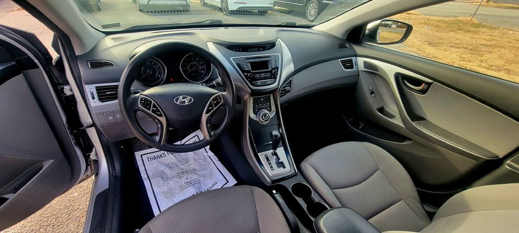 2013 Hyundai Elantra Image 9