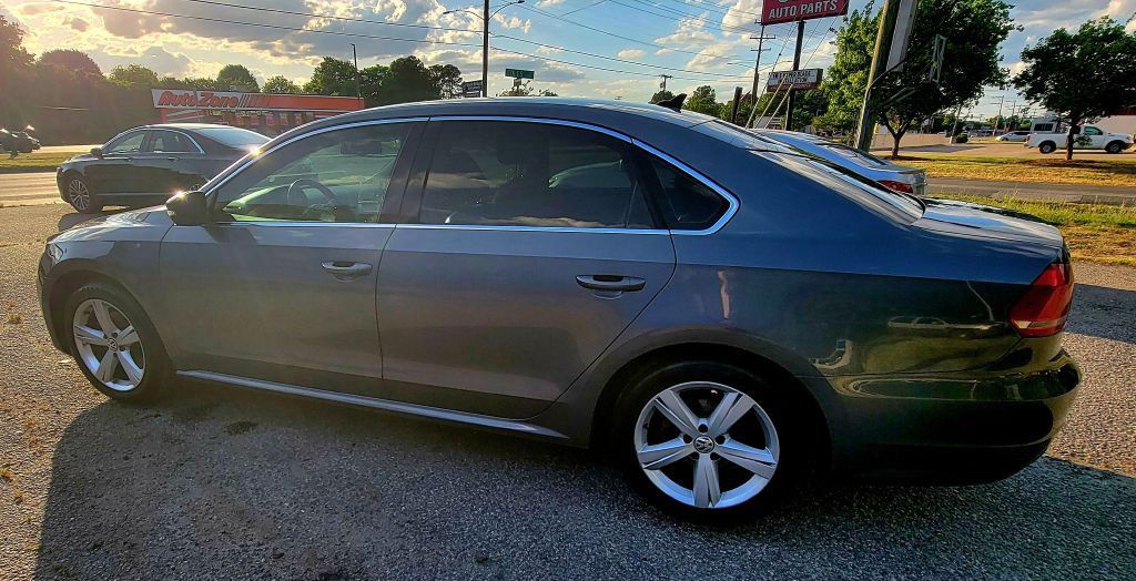 2013 Volkswagen Passat Image 2