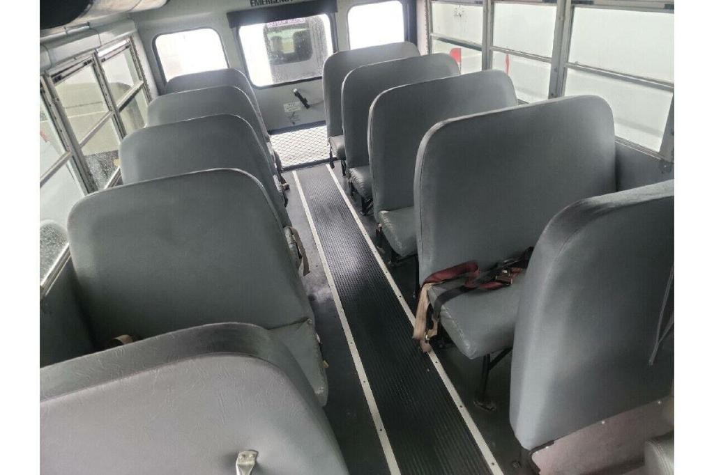 2007 Chevrolet Express Image 12