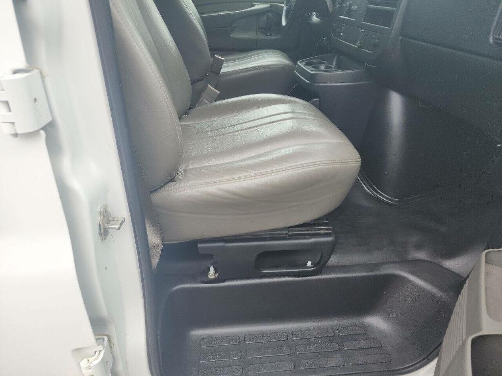 2015 Chevrolet Express Image 13