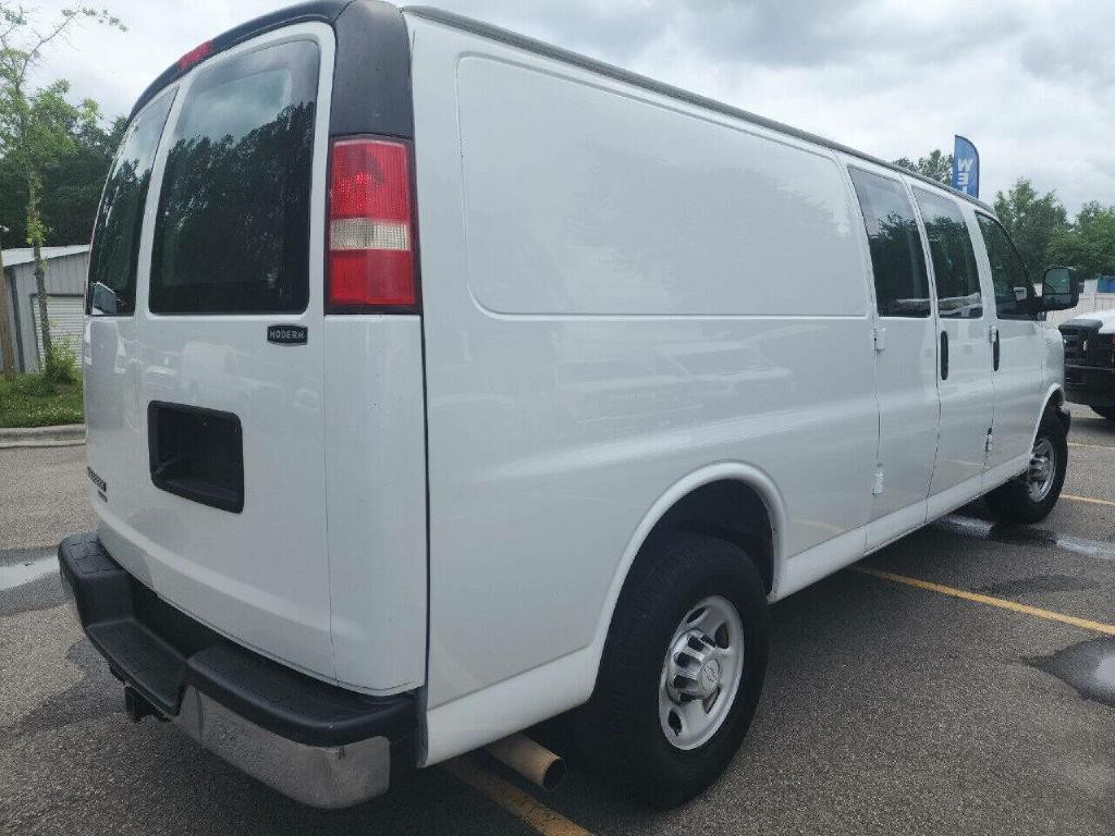 2015 Chevrolet Express Image 18
